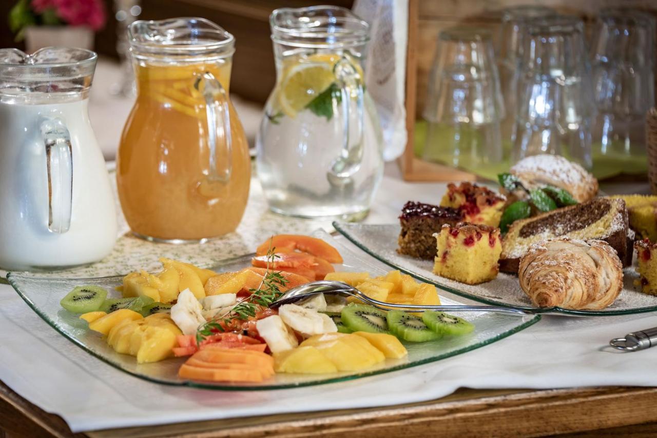 Hotel Weisse Lilie - B&B Rio di Pusteria المظهر الخارجي الصورة