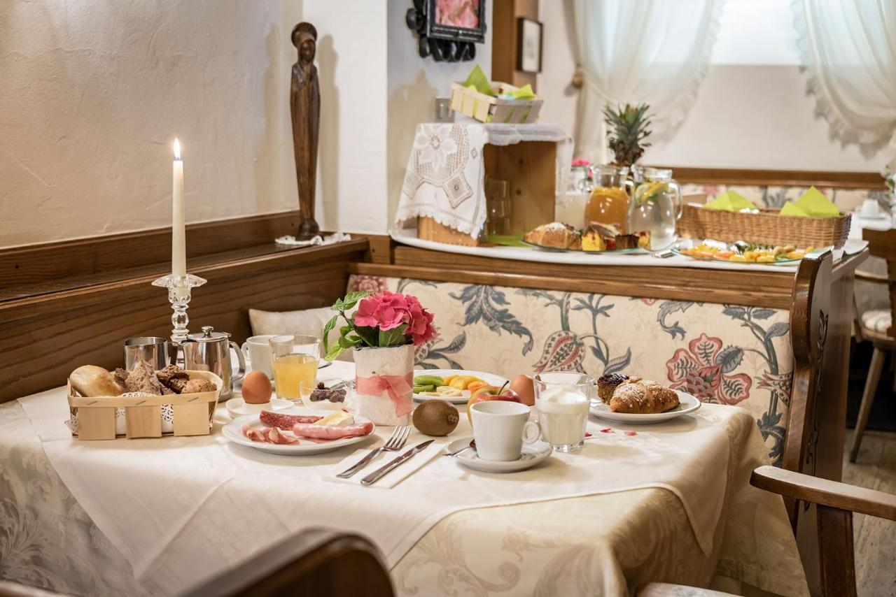 Hotel Weisse Lilie - B&B Rio di Pusteria المظهر الخارجي الصورة