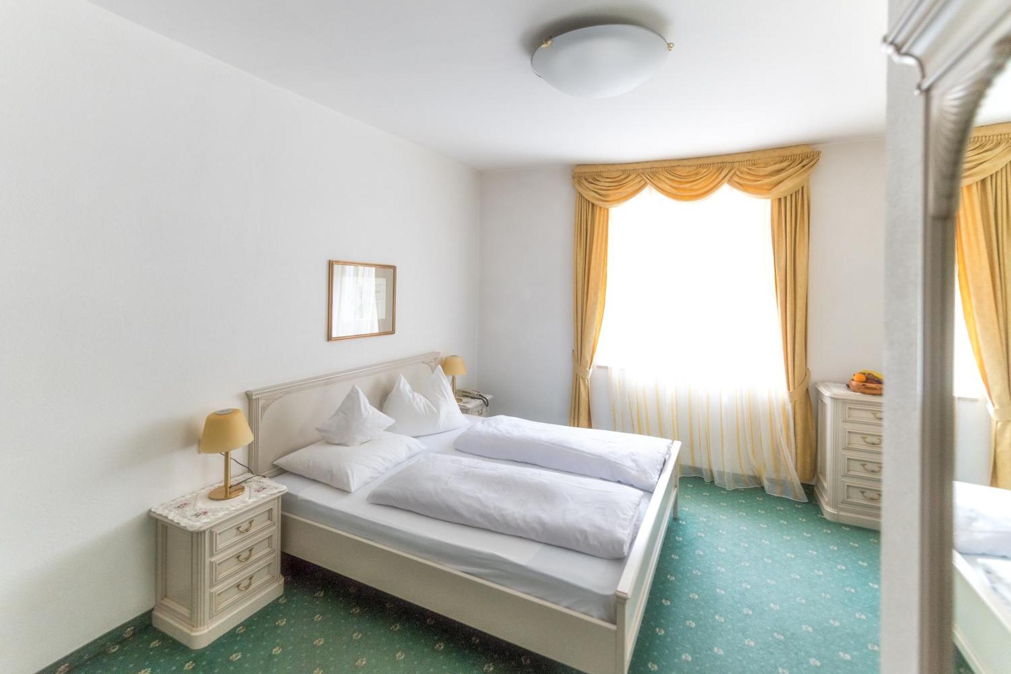 Hotel Weisse Lilie - B&B Rio di Pusteria الغرفة الصورة